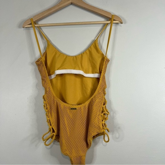 billabobg meshin with you yellow meash one piece swimwuit size medium - Picture 5 of 7